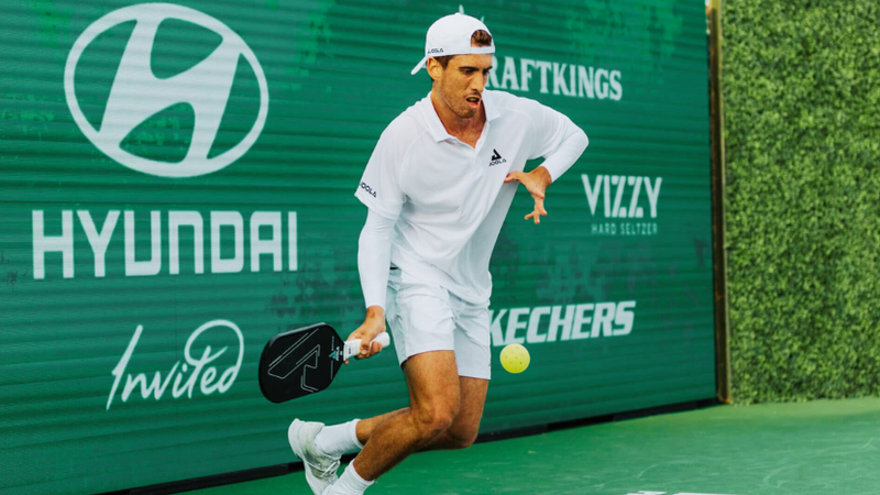 Federico Staksrud uses white Storyi Classic Sun Sleeves to protect his arms during a match.